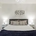 Rooftop Pool, Private Garden, At The Beach! Apartamento