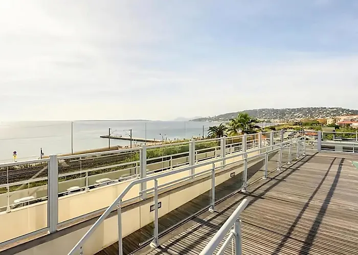 Apartmán Rooftop Pool, Private Garden, At The Beach! *